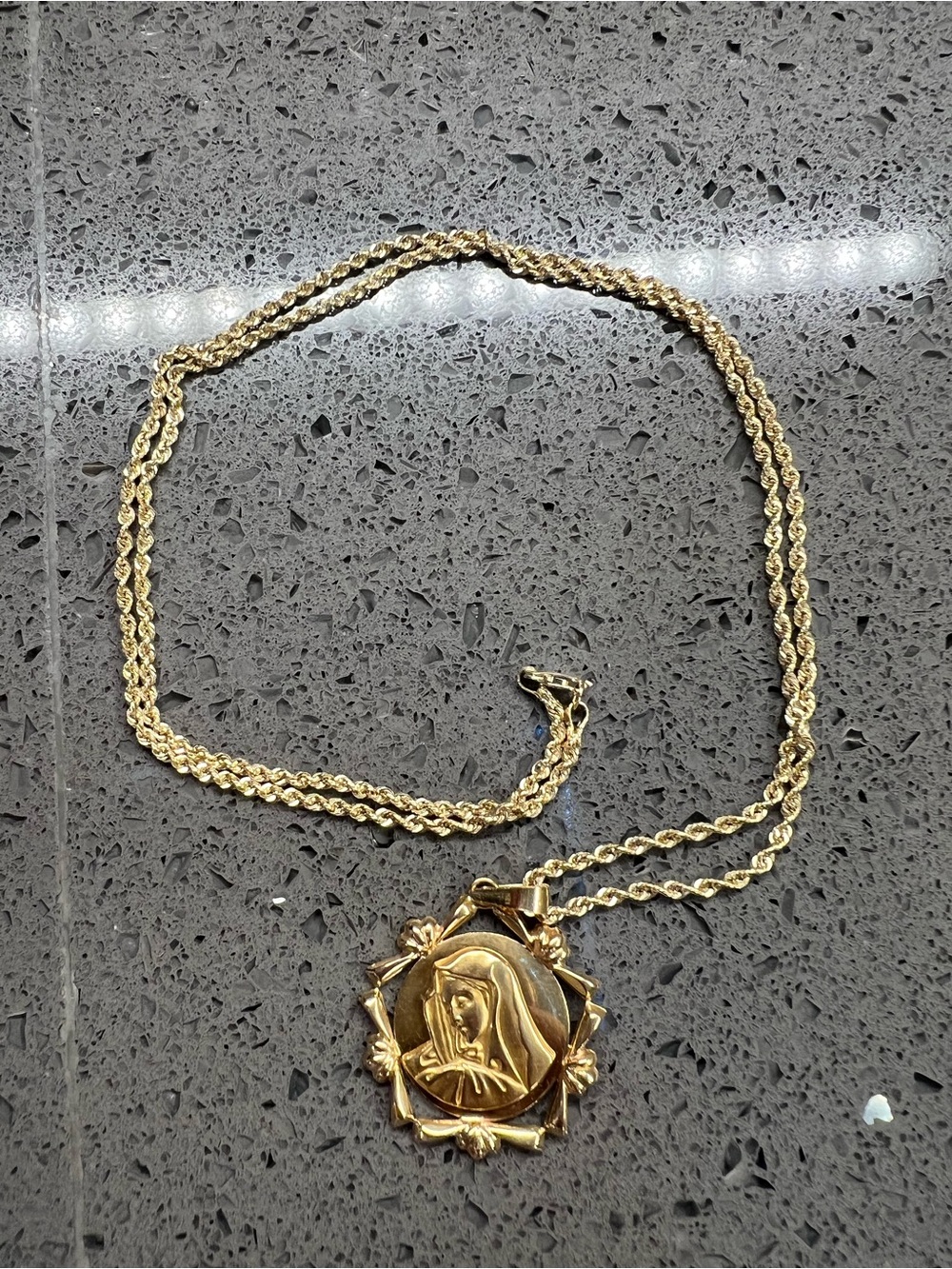 18 K Madonna Pendant with 22” gold 14k robe chain, 9.4 grams of gold